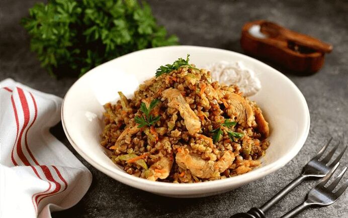 Buckwheat porridge with chicken and sweet pepper